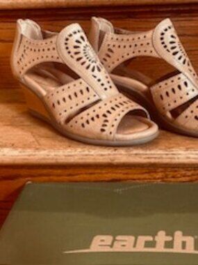 EARTH Crown Wedge Sandal Sand/Caramel Sz8